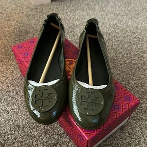 Tory Burch Minnie travel valet flats military green size 9 new in box